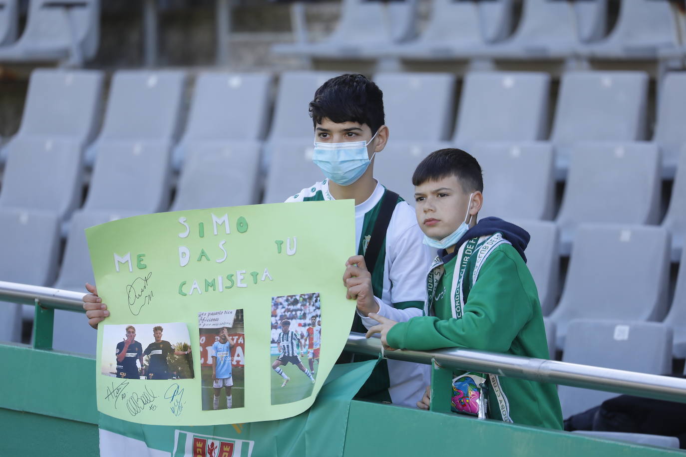 El ambiente en las gradas en el Córdoba CF - Vélez CF, en imágenes