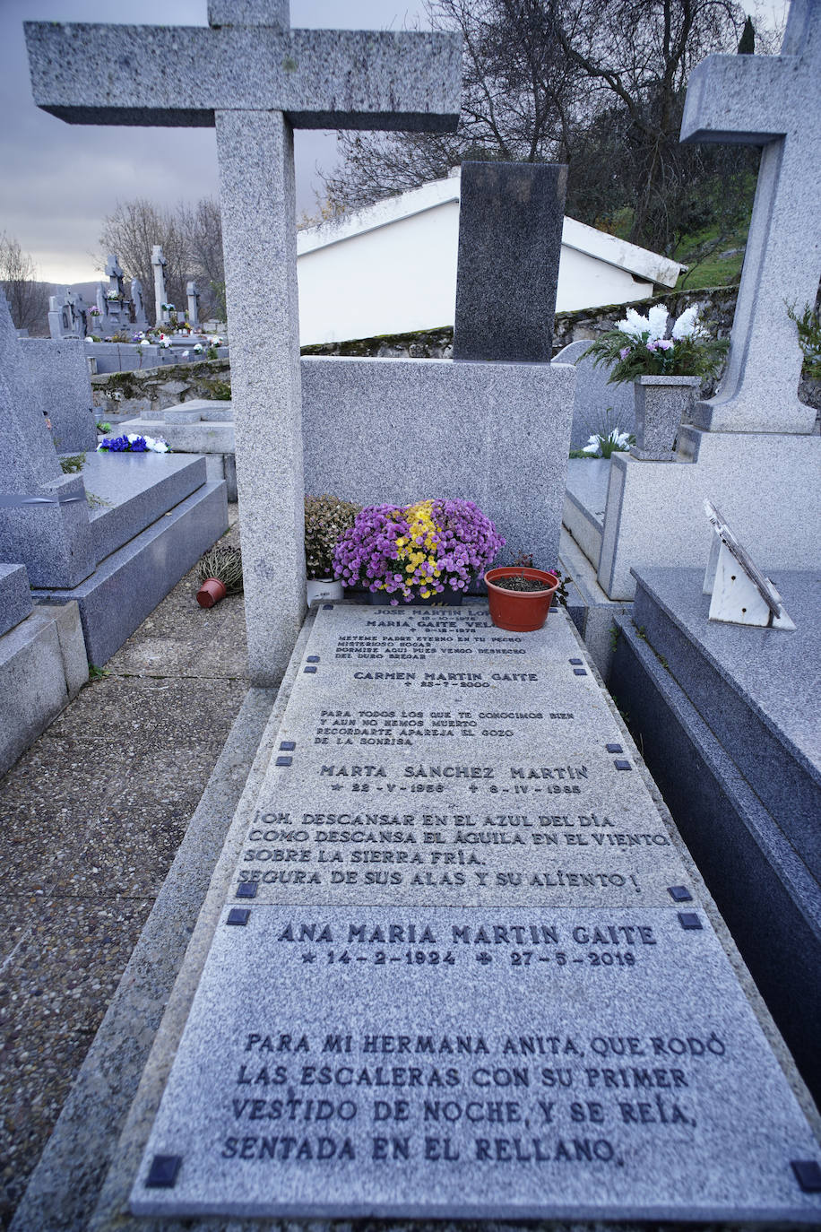 Los Martín Gaite están enterrados en el cementerio de El Boalo