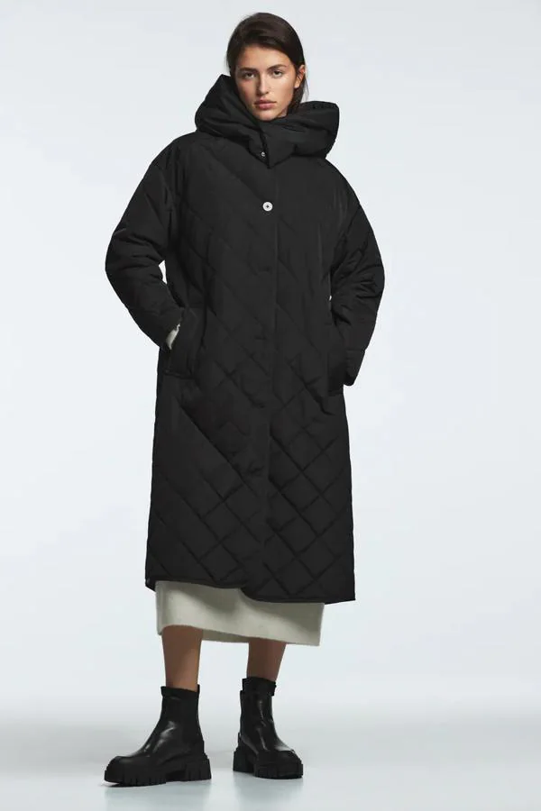 Abrigo largo acolchado 'water repellent' de Zara (precio: 39,99€ / antes: 69,95€)