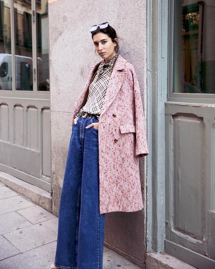 Abrigo de paño en color rosa, con botones y cinturón para anudar en la cintura de la marca Is Coming (precio: 252€ / antes: 360€)