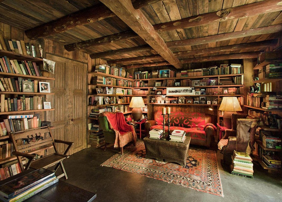 La mansión que Ryan Gosling y Eva Mendes han vendido en LA. Ean el interior la madera en paredes y techos (donde no faltan las vigas) le confieren un aire muy rural que recuerda a las cabañas de estilo colonial. La gama de los ocres y marrones impregna cada espacio y no faltan algunas pinceladas más llamativas que rompen con la monotonía así como los estampados étnicos.