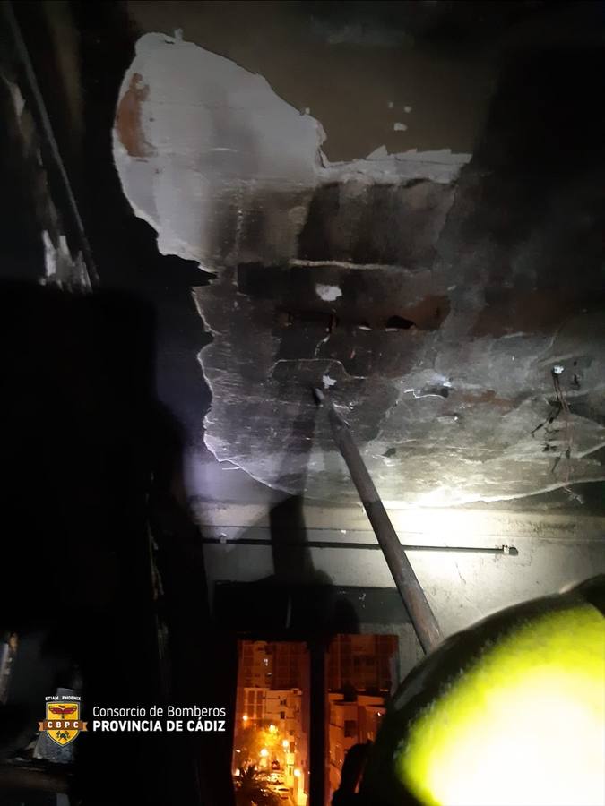 Fotos: incendio en una vivienda en Loreto, en Cádiz capital