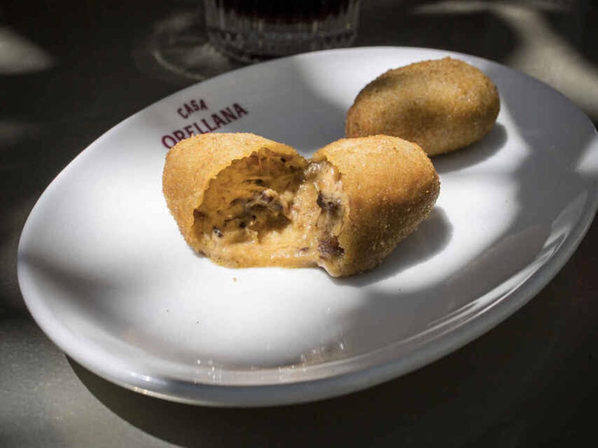 Casa Orellana: de rabo estofado. El chef sevillano Guillermo Salazar apuesta por la tradición andaluza y elabora una croqueta de rabo estofado que tiene una gran demanda en Casa Orellana. Orellana, 6 (Madrid)