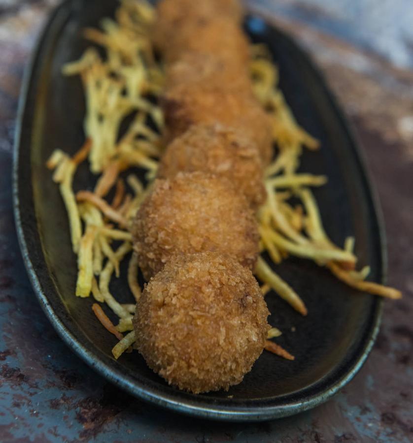 La Casa de Cristal: de cocido. Si hay una croqueta castiza y añorada en la memoria colectiva es la de cocido madrileño. Una oda al aprovechamiento de este tradicional plato que se sigue haciendo en La Casa de Cristal, un espacio gastronómico en el que participa la familia Verdasco –ligada al emblemático restaurante La Bola, especializado en cocido–. Pedro Muguruza, 1 (Madrid)