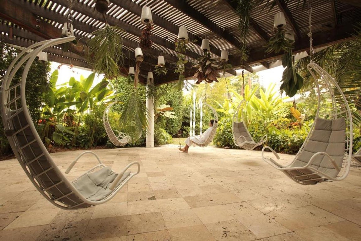 Así es el hotel que Sandra Ortega ha vendido en Miami. Sandra Ortega, la primogénita del fundador de Inditex y su primera mujer, Rosalía Mera, es la segunda persona más rica de España; e igual que sucede con su padre, sabe hacer de la discreción su mejor virtud. Reconocida empresaria, ha sabido diversificar su fortuna con todo tipo de negocios en todos los rincones del globo. Uno de los últimos poco tiene que ver con la industria de la moda, pues se trata de un hotel en Miami que formaba parte de su cartera de inversiones y que ahora ha vendido: The Standard Spa Miami Beach.