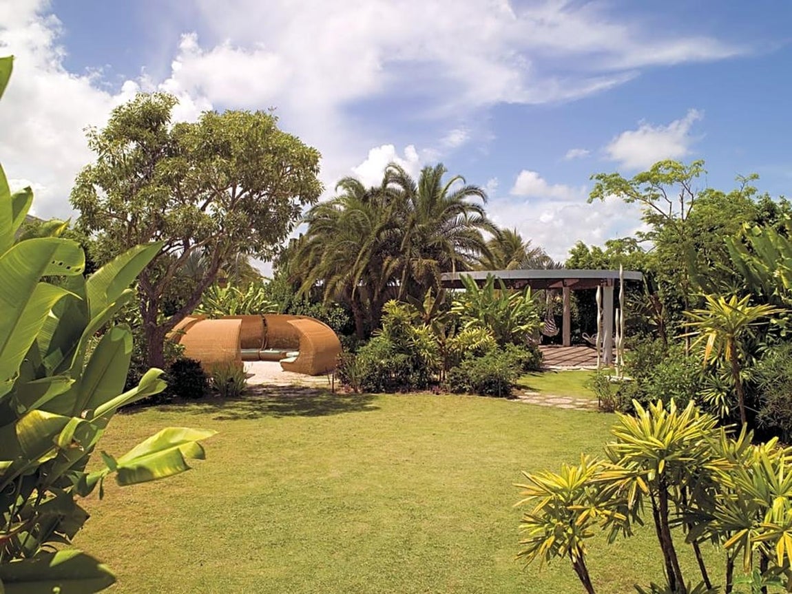 Así es el hotel que Sandra Ortega ha vendido en Miami. La gallega lo adquirió en 2008 por 30 millones de euros y ahora lo ha vendido a un precio de 55, por lo que ha hecho un negocio redondo. Según informan los medios americanos, el comprador ha el fundador de la cadena hotelera Starwood, Barry Sternlicht, quien cuenta con un patrimonio de casi 4.500 millones de dólares según Forbes.