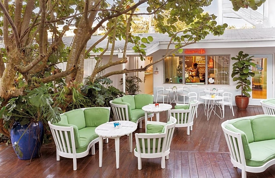 Así es el hotel que Sandra Ortega ha vendido en Miami. Cada rincón está pensado para ofrecer el máximo confort, todo ello bajo un estilo clásico que recuerda a la época colonial,  con reminiscencias más vanguardistas, gracias al cual se coonsigue un equilibrio perfecto