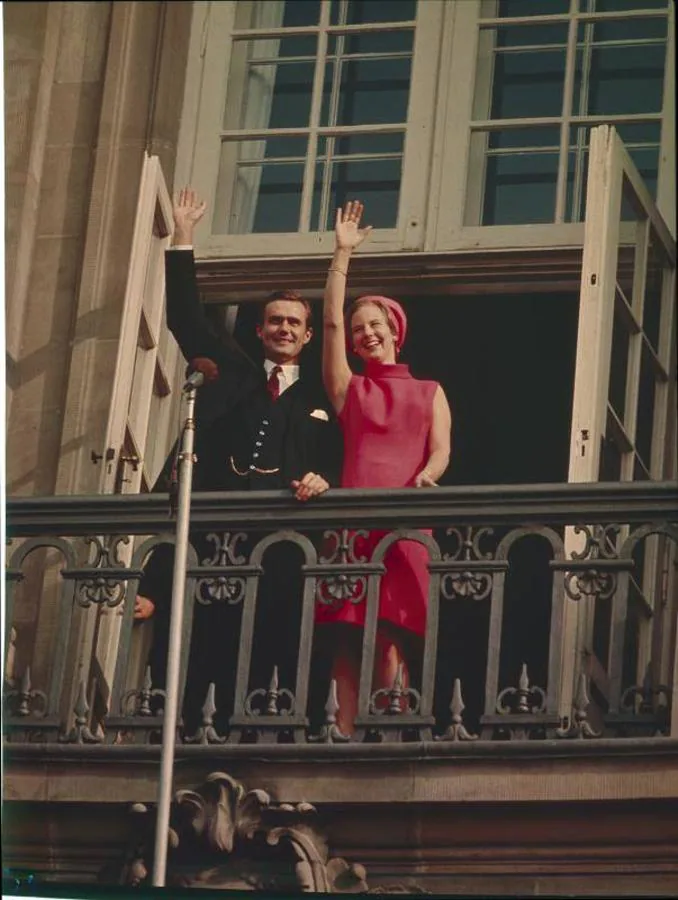 En 1966 se comprometió con el polémico príncipe Henrik. 