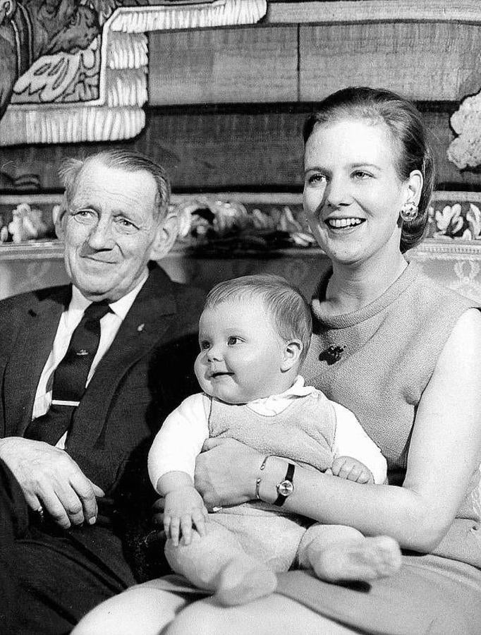 La Reina tiene dos hijos, los príncipes Federico y Joaquín que le han dado ocho nietos. 