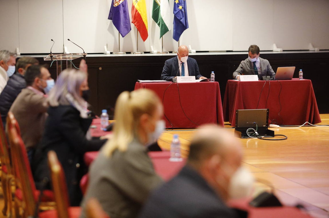 La reunión en Córdoba de la mesa para convertir la N-432 en autovía, en imágenes