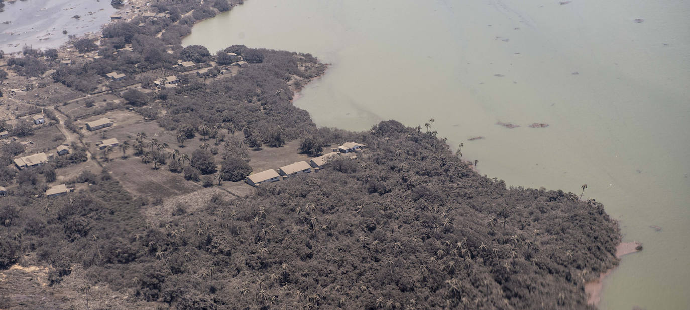 Toma aérea distribuida por la Fuerza de Defensa de Nueva Zelanda de un área costera de Tonga