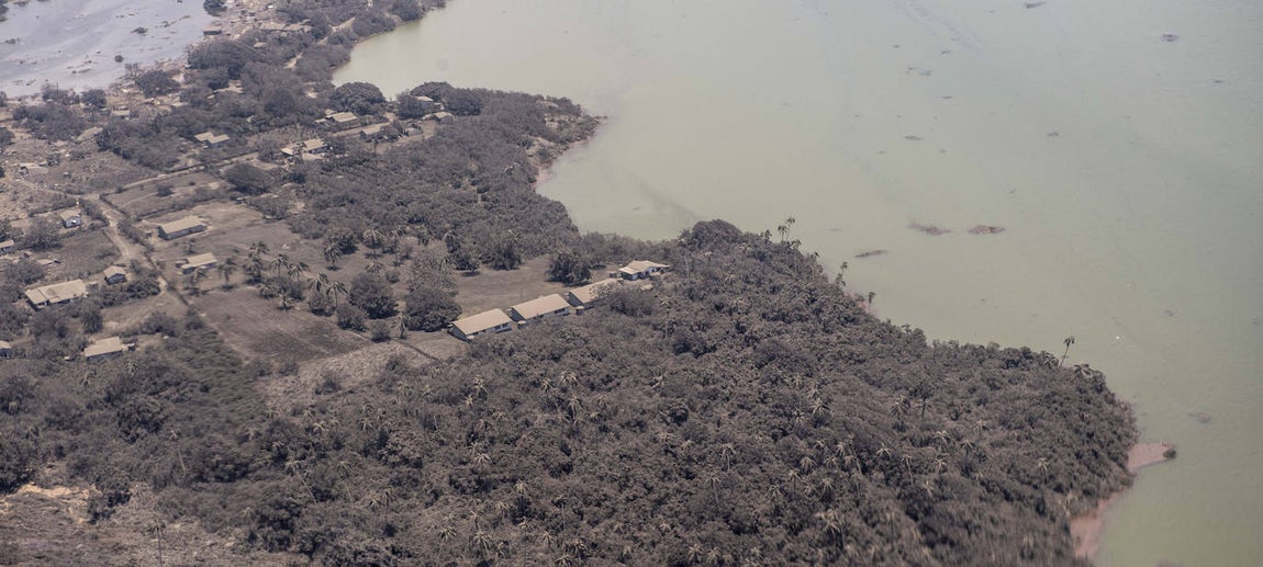 Toma aérea distribuida por la Fuerza de Defensa de Nueva Zelanda de un área costera de Tonga