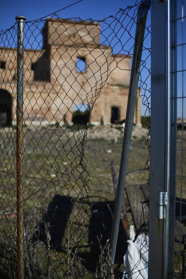 Un pequeño agujero en la maltrecha valla, junto a la puerta de acceso, permite actualmente la entrada de los vándalos.. 