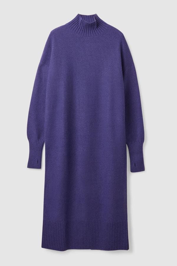 COS - Vestidos y faldas para llevar con botas. Vestido de lana púrpura con mangas abullonadas, de COS. Un diseño de corte ligeramente oversize, que además de cómodo resulta muy confortable. Precio: 99€.