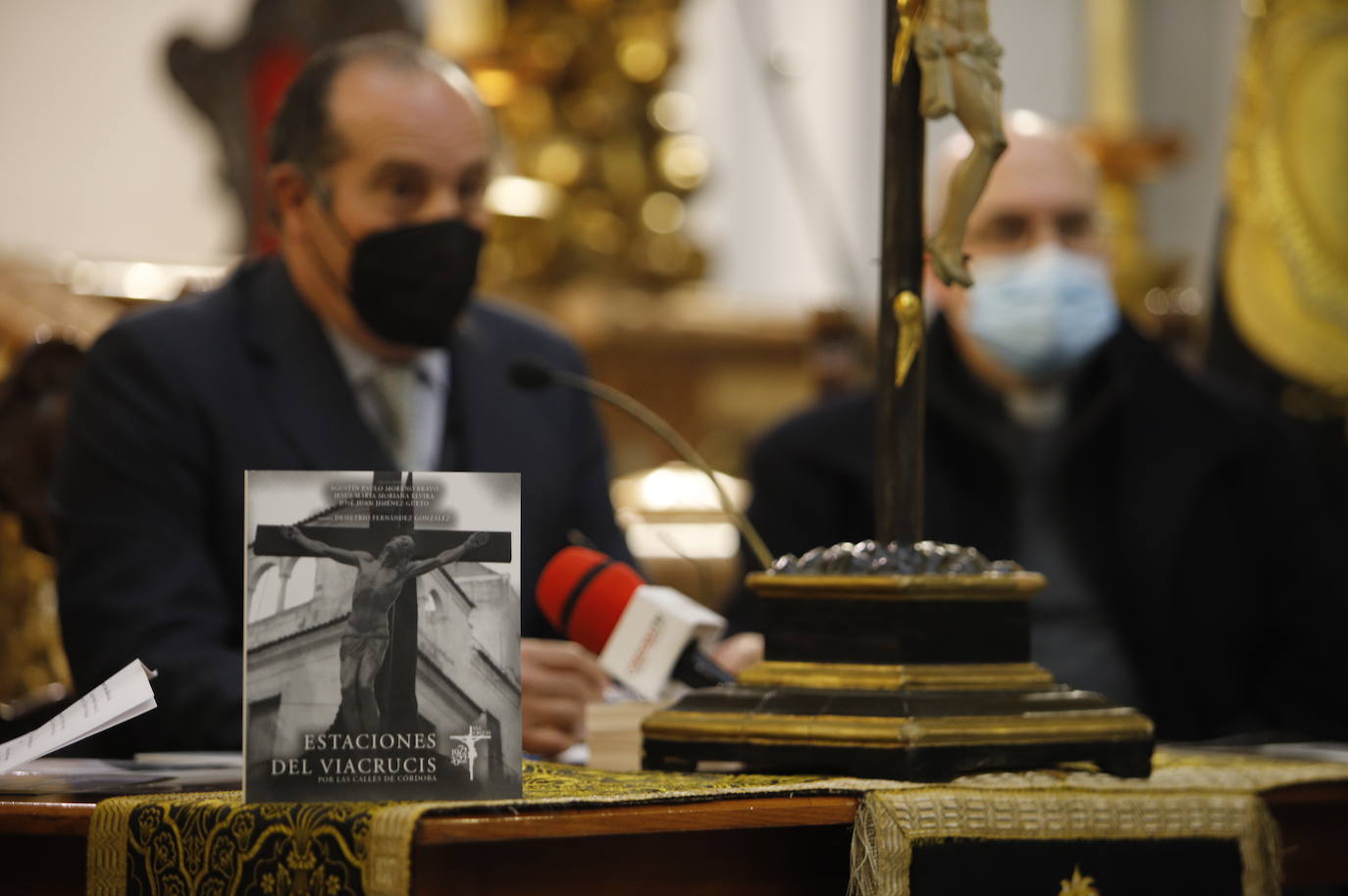 La presentación del libro de la cofradía del Vía Crucis de Córdoba, en imágenes