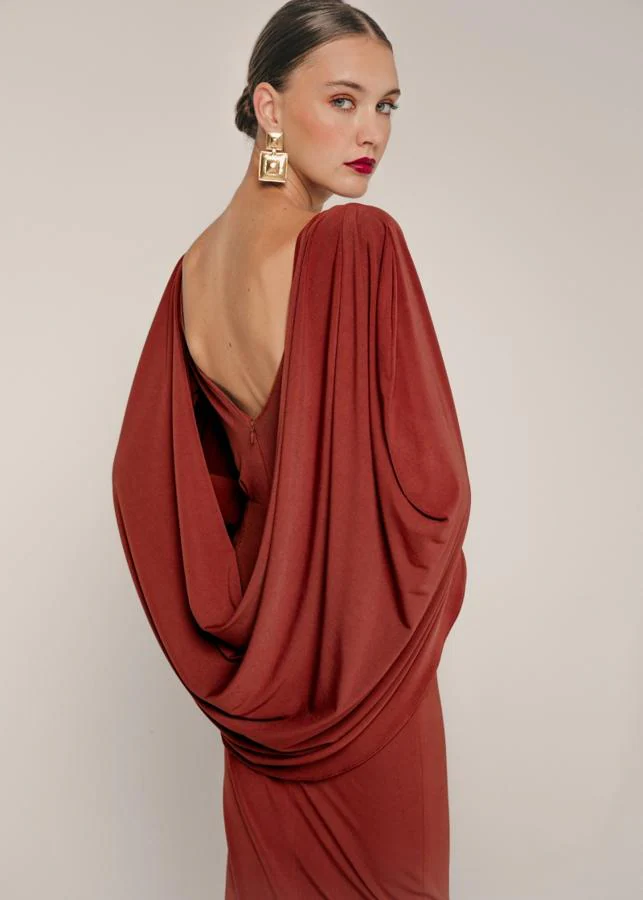 Vestido modelo Delma en color caldera con capa cosida en los hombros de Cherubina (precio: 224€ / antes: 280€)