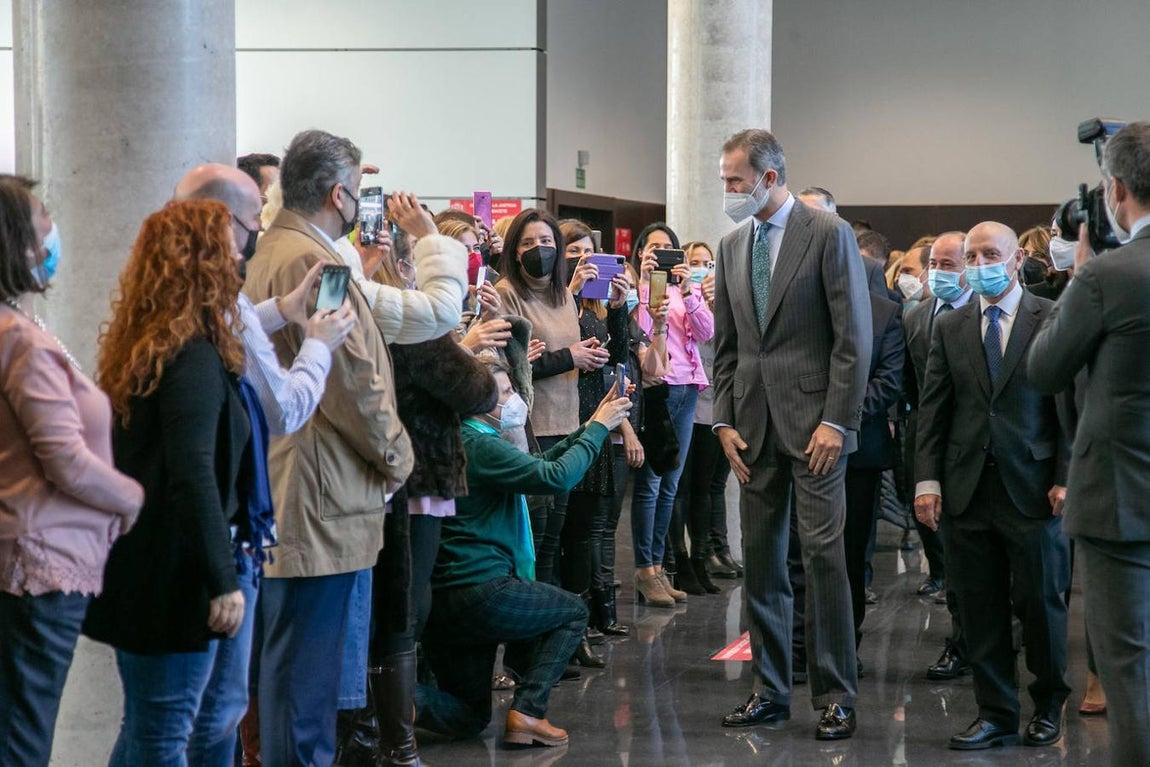 El Rey Felipe VI recibido entre aplausos y gritos de &#039;Viva España&#039; en Albacete