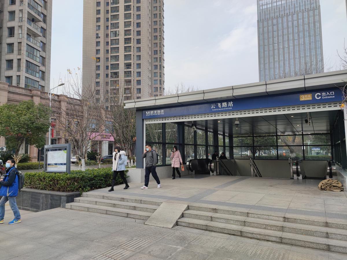Estación de metro de Yunfei. La ciudad suspendió el transporte público en las primeras horas del 23 de enero de 2020