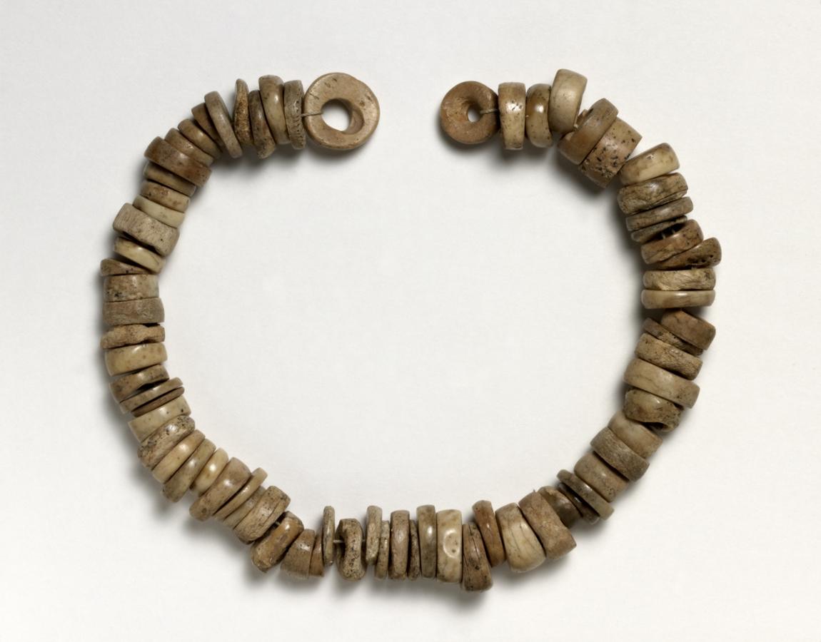 Collar de cuentas de hueso, 3100–2500 a. C.. 