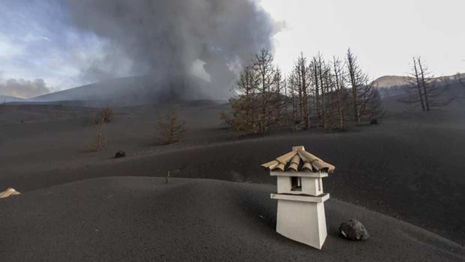 La 'casa milagro' que ganó la batalla al volcán. Pertenece a  Vicente Leal, residente en 'La Pompeya' de la isla canaria, en San Nicolás. La vivienda 'renació, tras ser sepultada por la ceniza