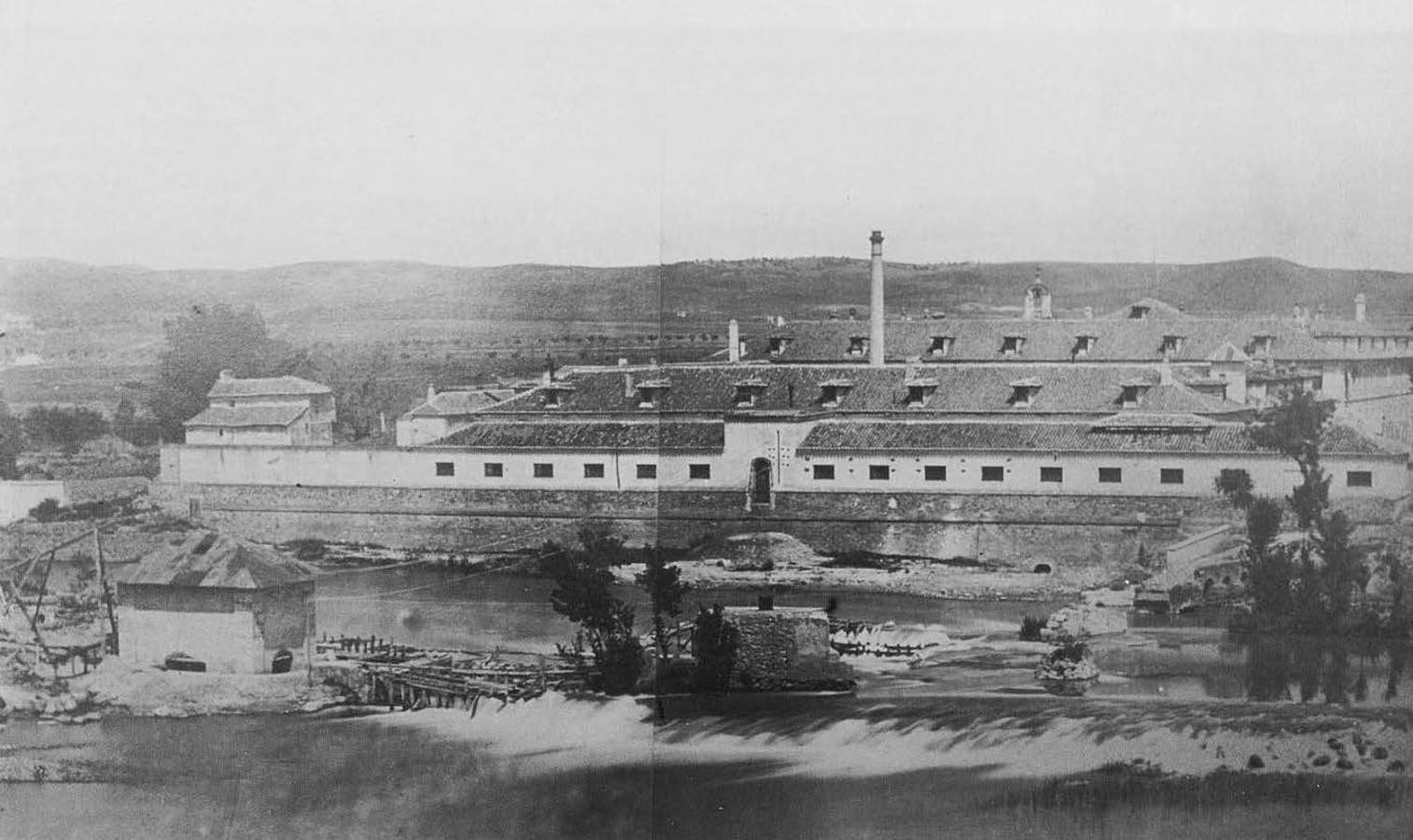 Vista posterior de la Fábrica de Armas hacia 1875 con la chimenea de la central de vapor instalada en 1862. En primer término, los cañares y las casetas de pescadores donde se alzaría la central de la Isla hacia 1902. 