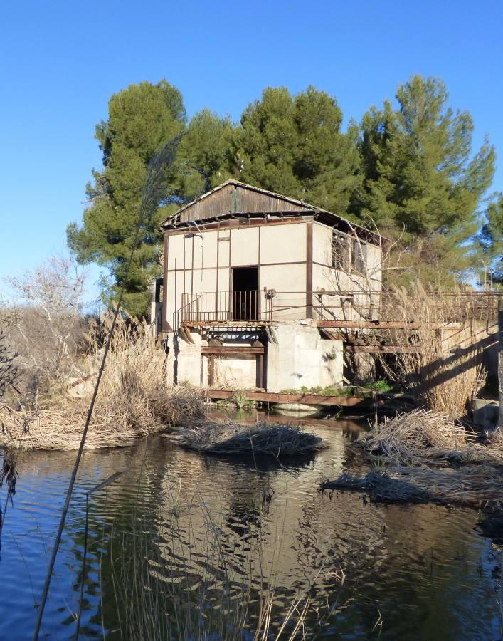 Aspecto de la central de la Isla en 2015. Se construyó en el costado derecho de la presa del Angel, cercana al edificio de Sabatini. FOTO RAFAEL DEL CERRO. 