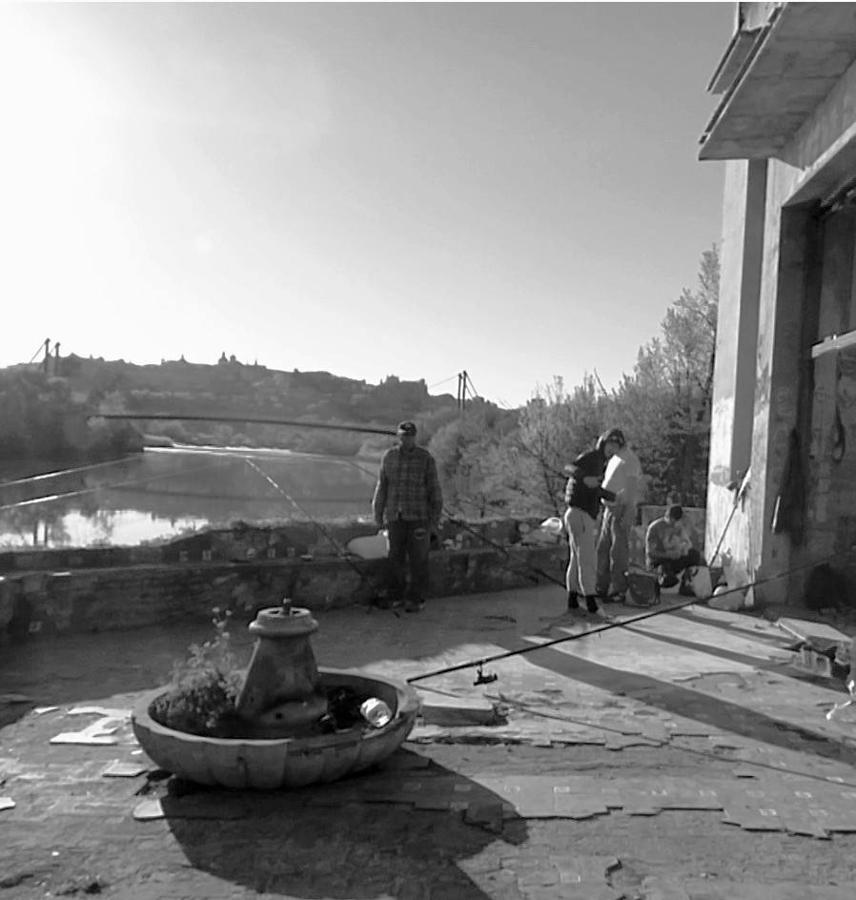 Pescadores en la antigua central del Ángel. FOTO RAFAEL DEL CERRO. 