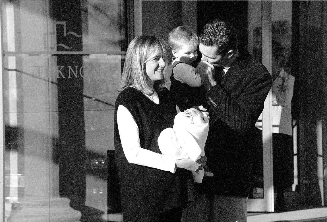 El 6 de diciembre de 2000 llegaba el más mediático de sus hijos, Pablo Nicolás Urdangarin. El joven, que ahora tiene 21 años, es el único que sigue los pasos de su padre en el balonmano. Vive en Barcelona y el pasado mes de octubre debutó con el F.C. Barcelona, bajo la atenta mirada de sus padres. Ha sido el único que ha hablado de las imágenes de su padre con otra mujer.. 