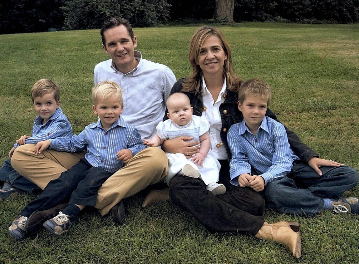 Después nacerían Pablo Nicolás, Miguel e Irene Urdangarin. La pequeña, de 16 años, es la única que sigue viviendo con su madre en Suiza. El resto estudia en ciudades diferentes: Barcelona, Madrid y Londres.. 