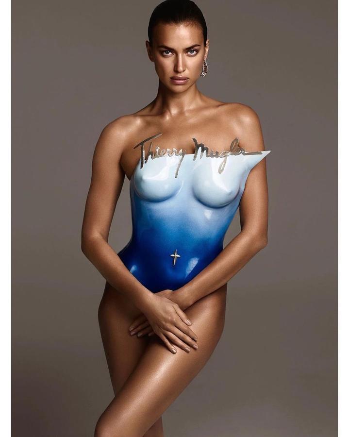 Irina Shayk con body palabra de honor en degradado de azules para promocionar una exposición sobre la firma en París.