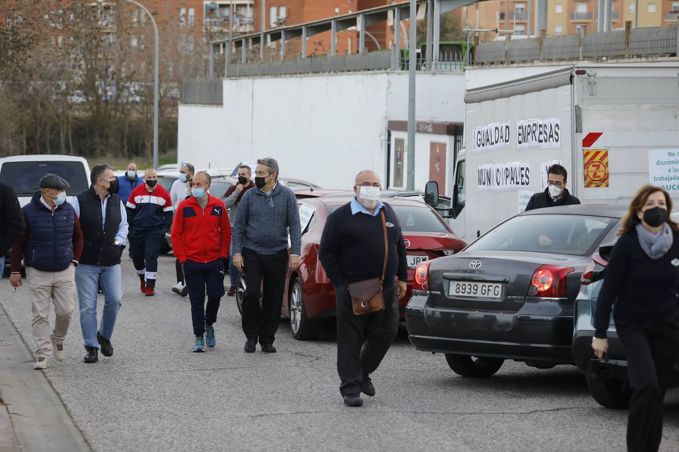 La caravana de protesta en Córdoba de la plantilla de Aucorsa, en imágenes