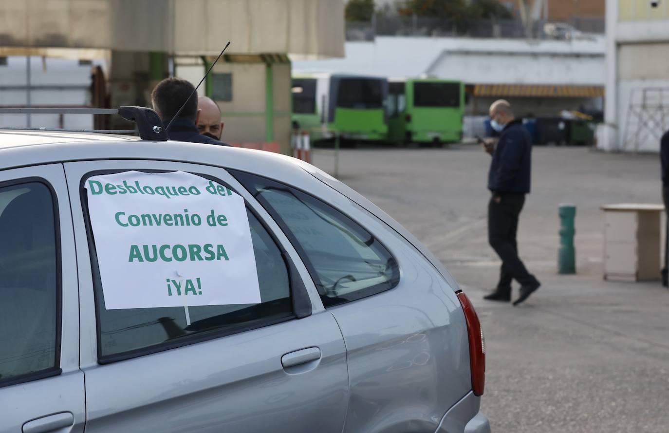 La caravana de protesta en Córdoba de la plantilla de Aucorsa, en imágenes