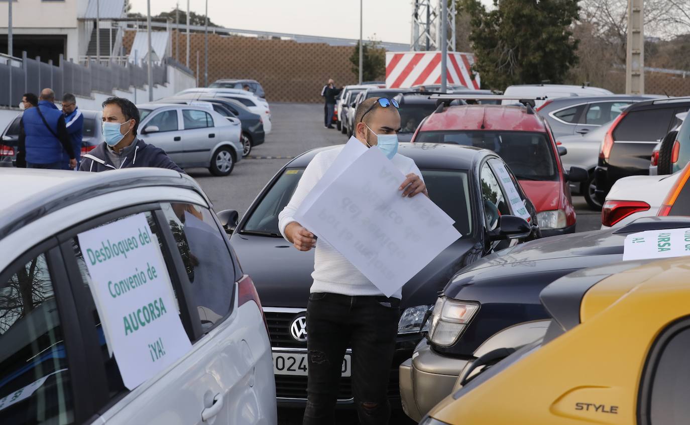 La caravana de protesta en Córdoba de la plantilla de Aucorsa, en imágenes