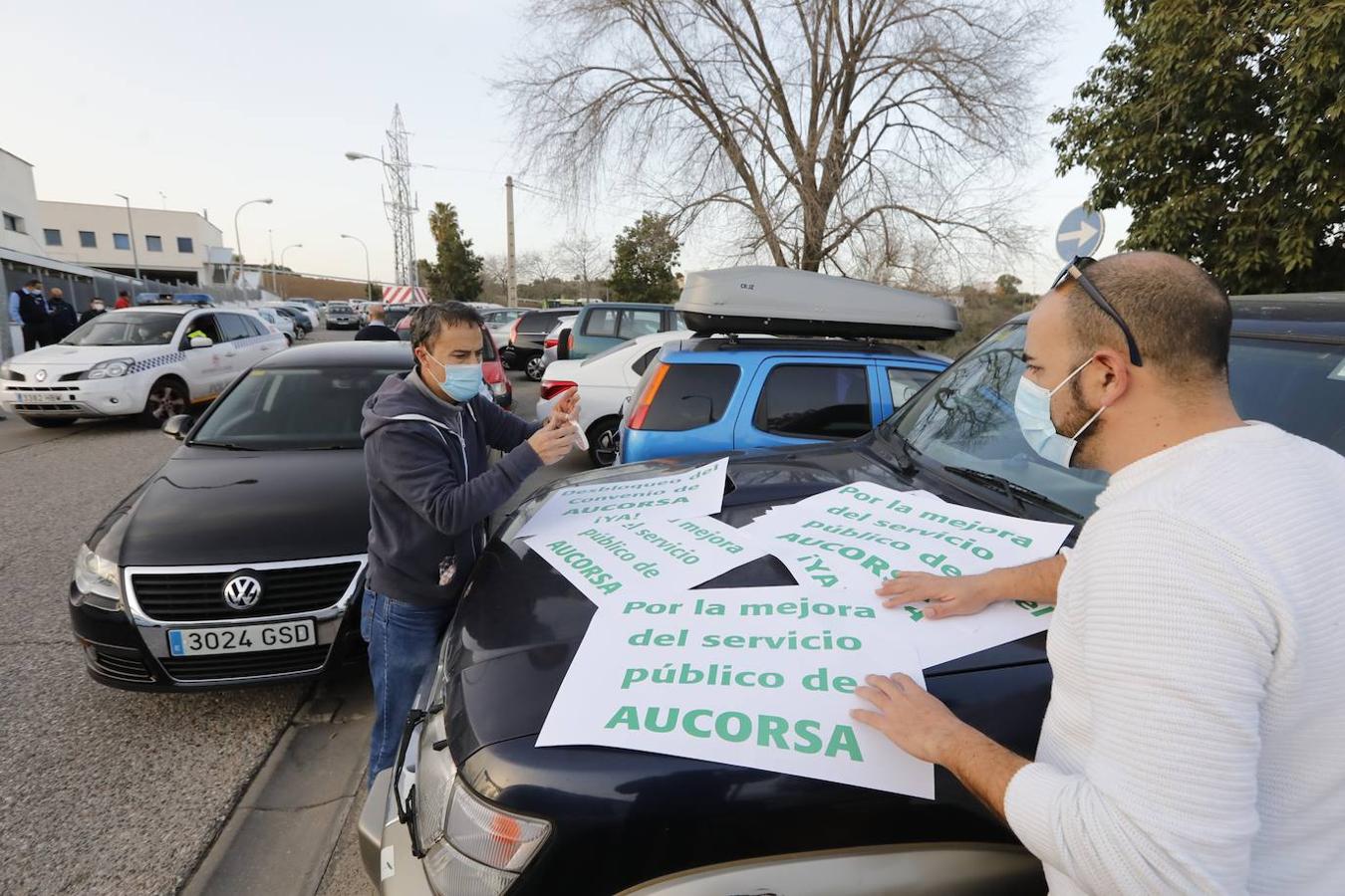 La plantilla de Aucorsa arranca su caravana de coches por Córdoba y anuncia nuevos paros parciales