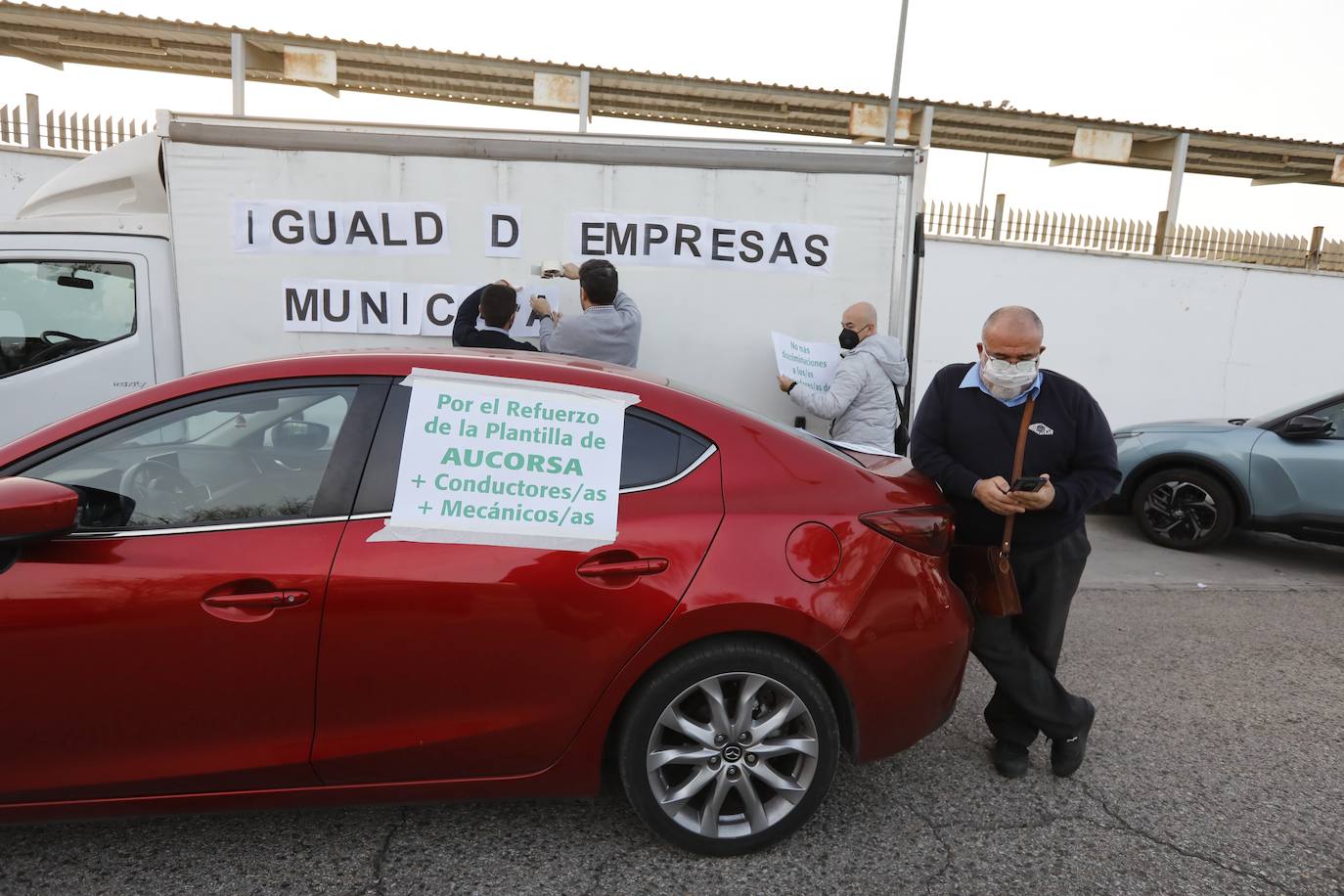 La caravana de protesta en Córdoba de la plantilla de Aucorsa, en imágenes