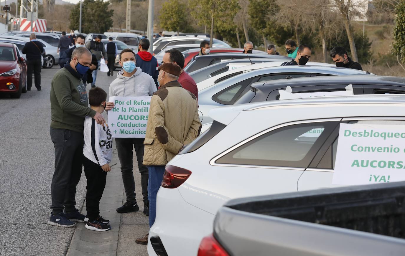 La caravana de protesta en Córdoba de la plantilla de Aucorsa, en imágenes