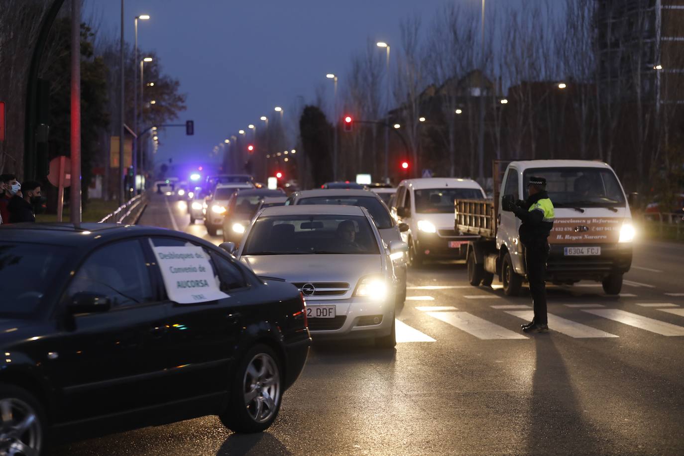 La caravana de protesta en Córdoba de la plantilla de Aucorsa, en imágenes