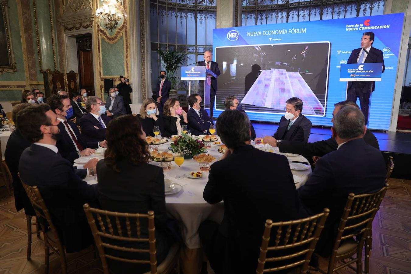 Julián Quirós, presentado por José Luis Rodríguez, presidente de Nueva Economía Fórum. En la mesa, escuchan su intervención Isabel Díaz Ayuso (presidenta de la Comunidad de Madrid), Pablo Casado (presidente del Partido Popular), Santiago Ybarra (presidente de Vocento), Teodoro García Egea (secretario general del Partido Popular), Juan Luis Cebrián (expresidente del grupo Prisa), Luis Enríquez (CEO de Vocento), Cuca Gamarra (portavoz del Grupo Popular en el Congreso de los Diputados) y Javier Fernández-Lasquetty (consejero de Economía y Hacienda en la Comunidad de Madrid). 