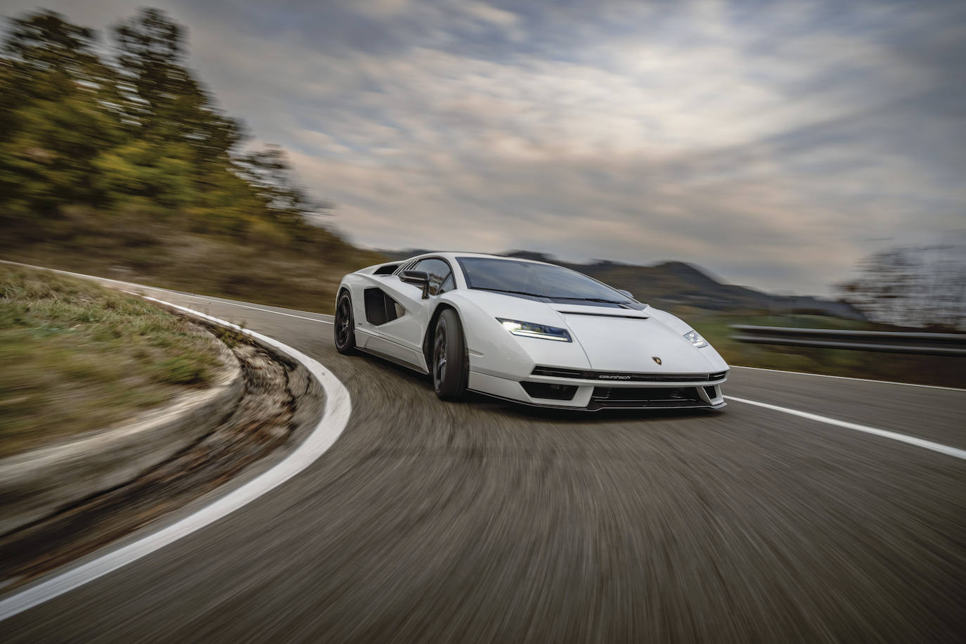 El nuevo Lamborghini Countach LPI 800-4 sale a la carretera