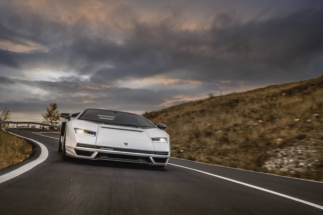 El nuevo Lamborghini Countach LPI 800-4 sale a la carretera