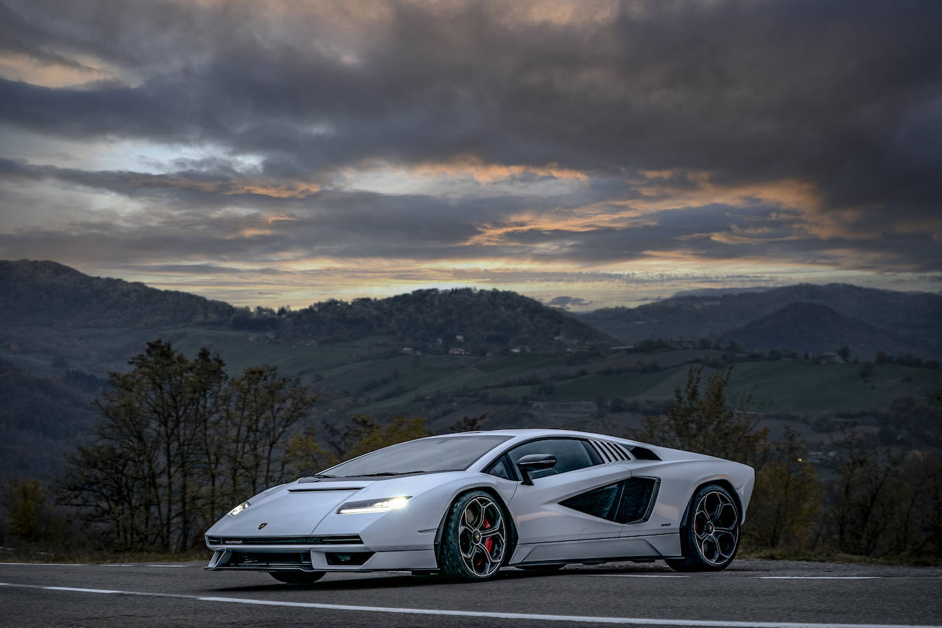 El nuevo Lamborghini Countach LPI 800-4 sale a la carretera