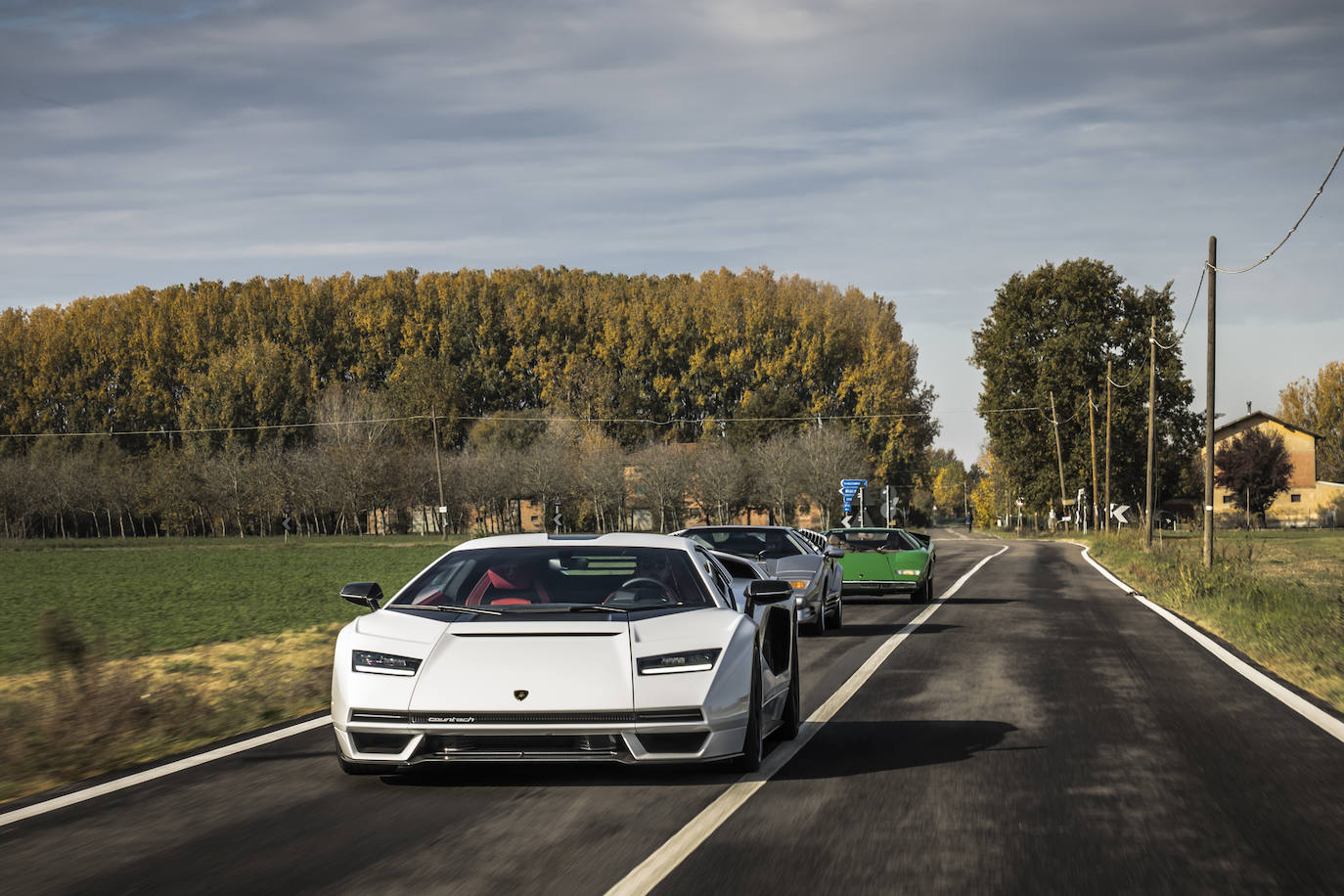 El nuevo Lamborghini Countach LPI 800-4 sale a la carretera