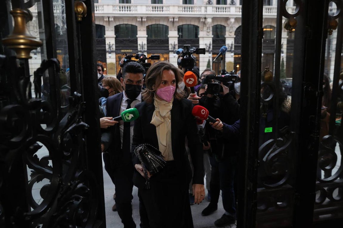 Cuca Gamarra, portavoz del Grupo Popular en el Congreso de los Diputados, a su llegada al encuentro. 