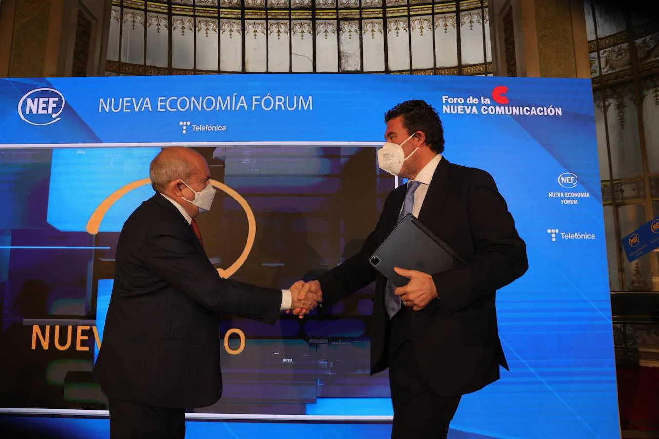 José Luis Rodríguez, Presidente y Director General de Nueva Economía Fórum saluda a Julián Quirós. 