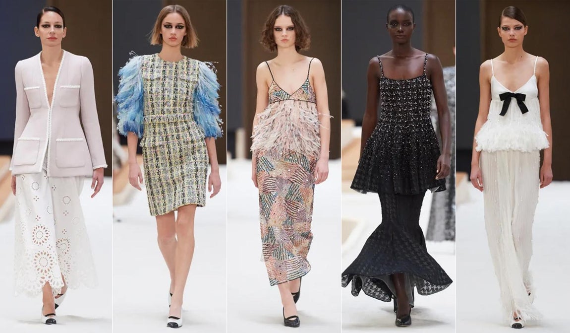 Chanel Alta Costura primavera/verano 2022. «Entre la fantasía y la realidad», la oolección diseñada por Virginie Viard, expresa una «ligereza etérea», expican desde la firma. Siluetas brillantes y alegres que flotan en medio de estructuras geométricas en un entorno gráfico creado por Xavier Veilhan. Un decorado que evoca las curvas ecuestres y las líneas constructivas que contrastan con siluetas vaporosas, delicados bordados y preciosas flores.<a href="https://www.abc.es/estilo/moda/abci-carlota-casiraghi-desfila-caballo-sobre-pasarela-chanel-202201251720_noticia.html" target="_blank"> Carlota Casiraghi montando a caballo </a>aparecía en escena con un importante golpe de efecto que acaparó toda la atención, dando paso a un desfile en el que la directora creativa de la firma sigue apostando por renovar la fórmula de la casa y modernizar sus propuestas.  No han faltado sobre la pasarela los grandes iconos como las camelias y las lazadas negras, el tweed o la silueta de bailarina con faldas mini y cinturas ceñidas. Un colección que rinde homenaje a los felices años 20 con sensuales vestidos con transparencias y plumas, toques punk, dejando atrás el minimalismo con alguna licencia volumétrica.