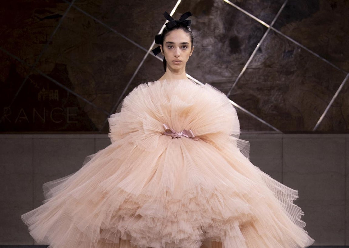 Giambatista Valli Alta Costura primavera/ verano 2022. Giambatista Valli volvía a apostar pro la máxima feminidad en un desfile en el que las propuestas de la colección pre-fall 2022 se alternaron con sus diseños de Alta Costura. En su colección 'Couture' no faltan los grandes y reconocidos clásicos de la casa como son los volúmenes extravagantes de tafetán y tul o las faldas de muselina, con colores que van desde el espectro de los pasteles hasta las tonalidades más vibrantes, con el claro objetivo de otorgar un aura rejuvenecedor a la firma.