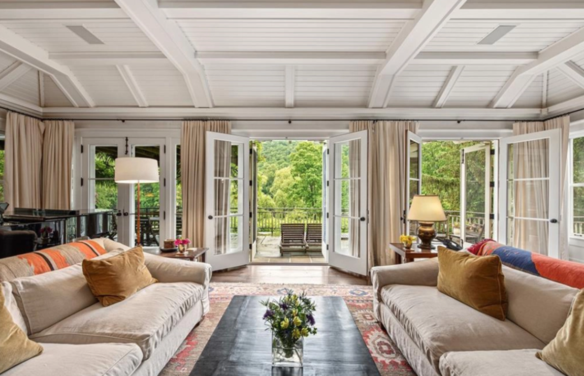 Así es la increíble propiedad que vende Richard Gere. Gere pagó por el primer terreno que compró 1,51 millones de dólares (1,33 millones de euros al cambio), según muestran los registros de la propiedad, pero a lo largo de los años fue adquiriendo las parcelas colindantes de la vivivenda, escondida en un camino rural arbolado, para disponer de mayor privacidad, algo que, seguramente, también valorará su nuevo propietario.