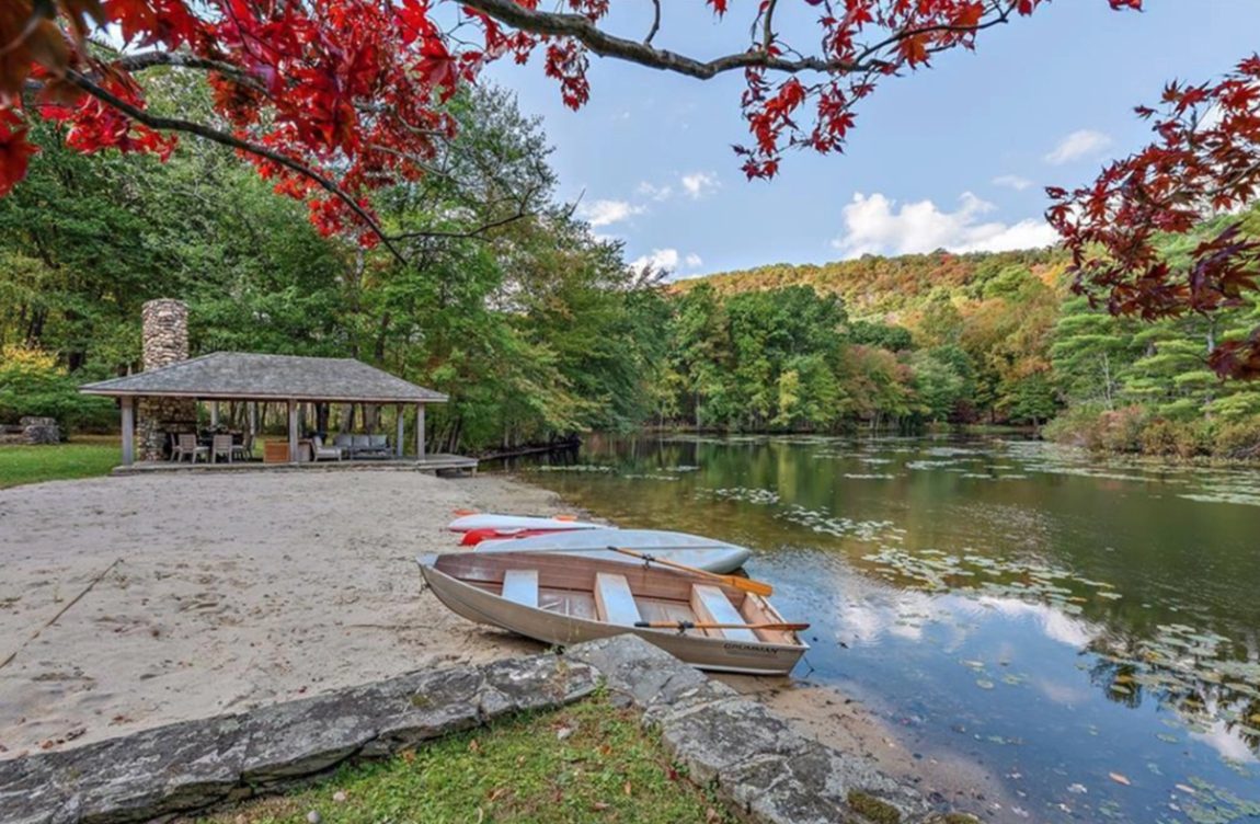 Así es la increíble propiedad que vende Richard Gere. Richard Gere decidió realizar esta venta para mudarse con su mujer Alejandra Silva y sus dos hijos en común no muy lejos de aquí, a North Salem, donde se han instalado en una mansión georgiana construida en la década de 1930. El intérprete de Pretty Woman pagó 9,8 millones de dólares (unos 8,6 millones de euros al cambio) por ella y poco después se hizo con la parcela vecina por 700.000 dólares (unos 618.400 euros).
