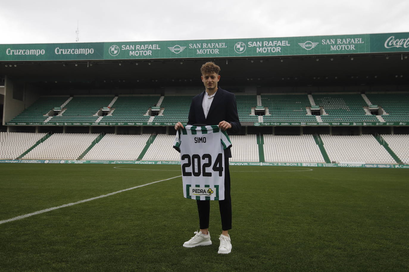 El acto de renovación de Simo con el Córdoba CF, en imágenes