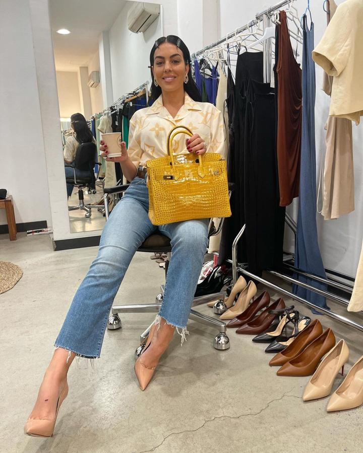 Un vestidor de película - Los lujos de Georgina Rodríguez en su reality. El armario y todo lo que contiene también es uno de los grandes focos de atención de la serie en el que no faltan firmas como Gucci, Versace, Valentino, Prada o Louis Vuitton. Pero si tiene un favorito ese es el bolso Birkin de Hermès, su debilidad. Aunque para adquirirlo haya una lista de espera de aproximadamente dos años, ella parece no tener problemas, pues lo tiene en una amplia gama de colores, tamaños y acabados.